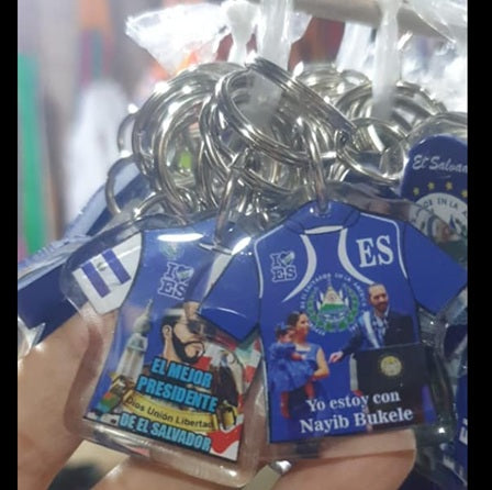 Llavero de presidente bukele con su familia